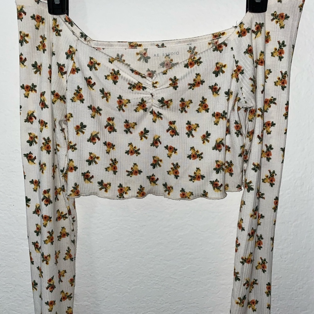 White floral long sleeve crop top